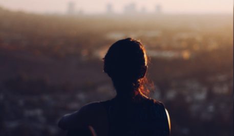 Vrouw kijkt naar de stad